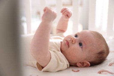 Sevimli yeni doğmuş bebek beşiğinde yatıyor, yakın plan