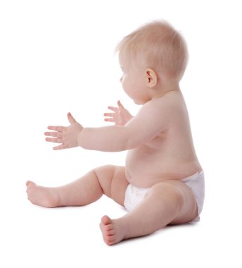 Beyaz arka planda bebek bezi takmış şirin bir bebek.