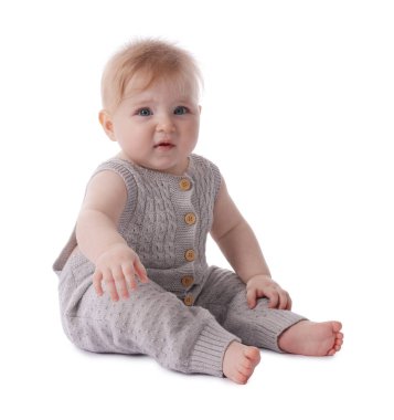 Beyaz arka planda örgü örmüş şirin bir bebek.