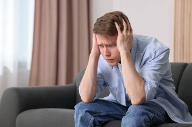 Evdeki koltukta paranoyadan muzdarip bir adam, mesaj için yer.