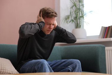 Evdeki koltukta paranoyadan muzdarip bir adam