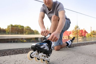 Dışarıda paten giyen adam, yakın plan.