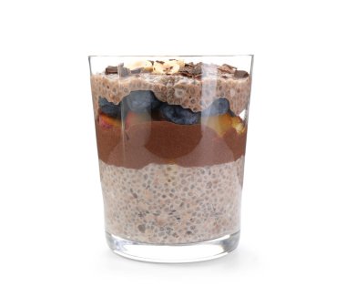 Chia tohumlu, fındıklı ve böğürtlenli leziz çikolatalı puding.