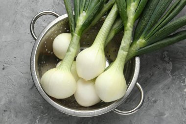 Gri desenli masada taze taze taze taze soğan, üst manzara.