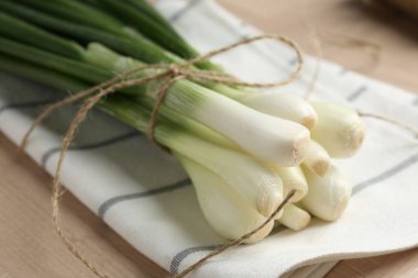 Tahta masada taze taze taze soğanlar, yakın plan.