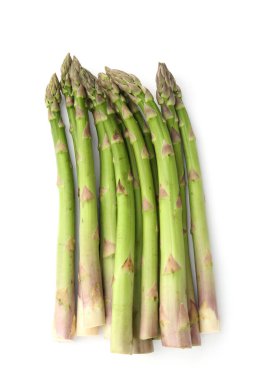 Taze çiğ kuşkonmaz mızrakları beyaza izole edilmiş.