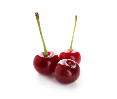 Birçok taze kiraz beyazda izole olur.