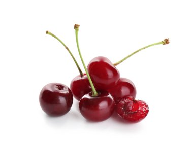 Birçok taze kiraz beyazda izole olur.