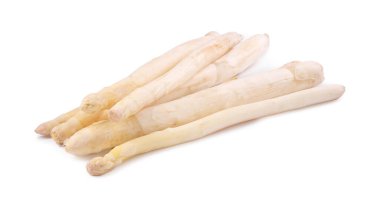 Birçok çiğ kuşkonmaz mızrağı beyaza izole edilmiş.