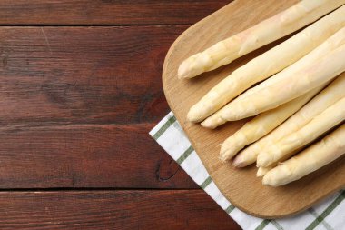 Ahşap masada çiğ kuşkonmaz mızrağı, üst manzara. Metin için boşluk