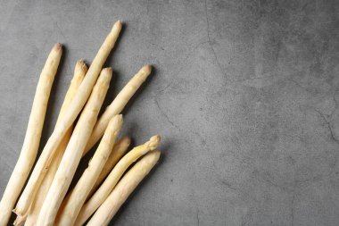 Gri masada bir sürü çiğ kuşkonmaz var. Metin için boşluk