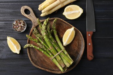 Farklı çiğ kuşkonmaz mızrakları, baharatlar ve bıçak...