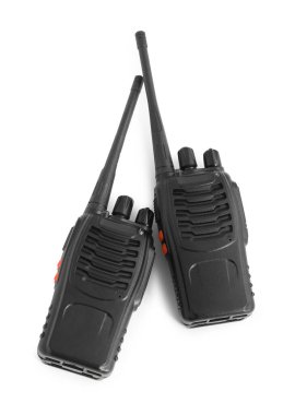 Beyaz arka planda iki telsiz, üst manzara. Polis ekipmanı