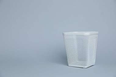 Açık gri arkaplanda beyaz metal tutucu, metin için boşluk