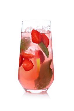 Çilek, nane, limon ve buzlu içecek beyaz arka planda ayna yüzeyinde.