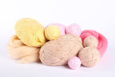 Yün ve örgü iplikleri beyazın üzerinde yalıtılmış