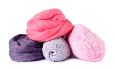 Yün ve örgü iplikleri beyazın üzerinde yalıtılmış