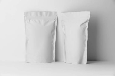 Beyaz arka planda fermuarlı stand-up kesesi. Tasarım için model