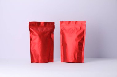 Beyaz arka planda fermuarlı stand-up kesesi. Tasarım için model