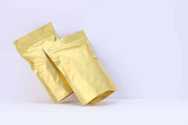 Beyaz arka planda fermuarlı stand-up kesesi. Tasarım için model