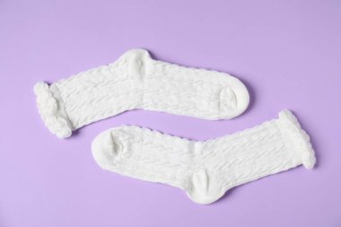 Menekşe arkaplanda bir çift rahat beyaz çorap, üst görünüm