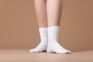 Bej arka planda beyaz çoraplı kadın, yakın plan.