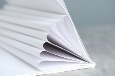 Gri masada açık bir şarjör, yakın plan.