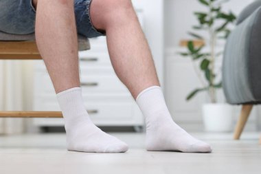 İçerde temiz beyaz çorap giyen adam, yakın plan.