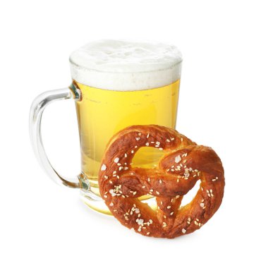 Lezzetli kraker ve beyaz üzerine izole edilmiş bir bardak bira