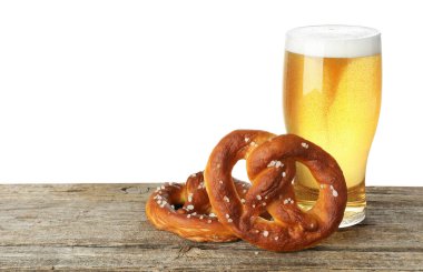 Lezzetli krakerler ve beyaz arka plandaki ahşap masada bir bardak bira. Metin için boşluk