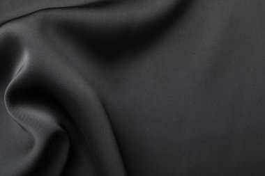 Arkaplan olarak buruşmuş siyah ipek kumaş, üst görünüm