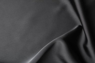 Arkaplan olarak buruşmuş siyah ipek kumaş, üst görünüm
