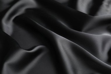Arkaplan olarak buruşmuş siyah ipek kumaş, yakın plan