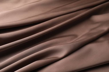 Arkaplan olarak buruşuk açık kahverengi ipek kumaş, yakın plan