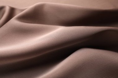 Arkaplan olarak buruşuk açık kahverengi ipek kumaş, yakın plan