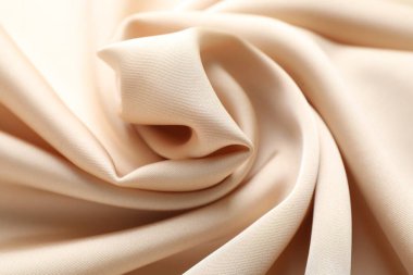 Arkaplan olarak buruşuk bej ipek kumaş, üst görünüm