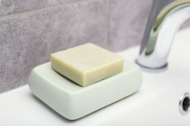 Lavabodaki sabun barı, yakın plan.