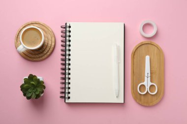 Pembe arka planda dizüstü bilgisayarı olan düz bir kompozisyon