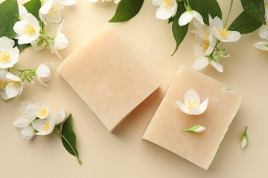 Bej arka planda sabun ve yasemin çiçekleri, düz yatış