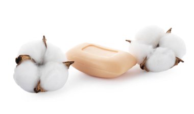 Sabun çubuğu ve pamuk çiçekleri beyaz üzerine izole edilmiş.