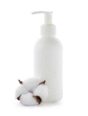 Bir şişe sıvı sabun ve pamuk çiçeği beyaza izole edilmiş.