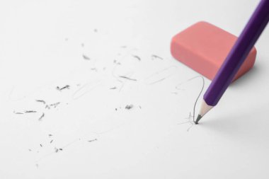 Kağıt tabaka üzerindeki grafit kalem ve silgi, yakın plan