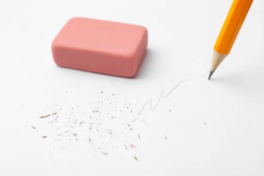 Kağıt tabaka üzerindeki grafit kalem ve silgi, yakın plan