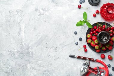 Nargile ve taze meyveler gri masada, düz yerde. Metin için boşluk