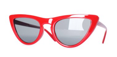 Güzel kırmızı güneş gözlükleri beyaza izole edilmiş.