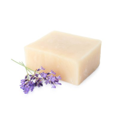 Sabun çubuğu ve lavanta çiçekleri beyaz üzerine izole edilmiş.
