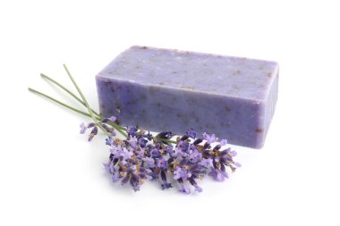 Sabun çubuğu ve lavanta çiçekleri beyaz üzerine izole edilmiş.