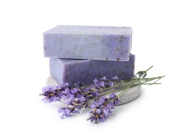Sabun barları ve lavanta çiçekleri beyaza izole edilmiş.
