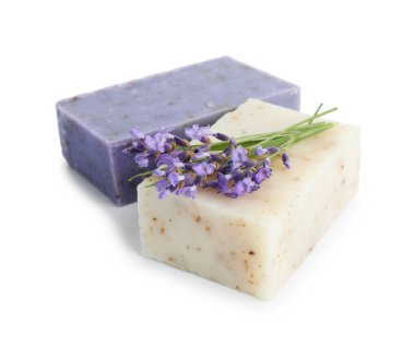 Sabun barları ve lavanta çiçekleri beyaza izole edilmiş.