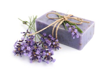 Sabun çubuğu ve lavanta çiçekleri beyaz üzerine izole edilmiş.